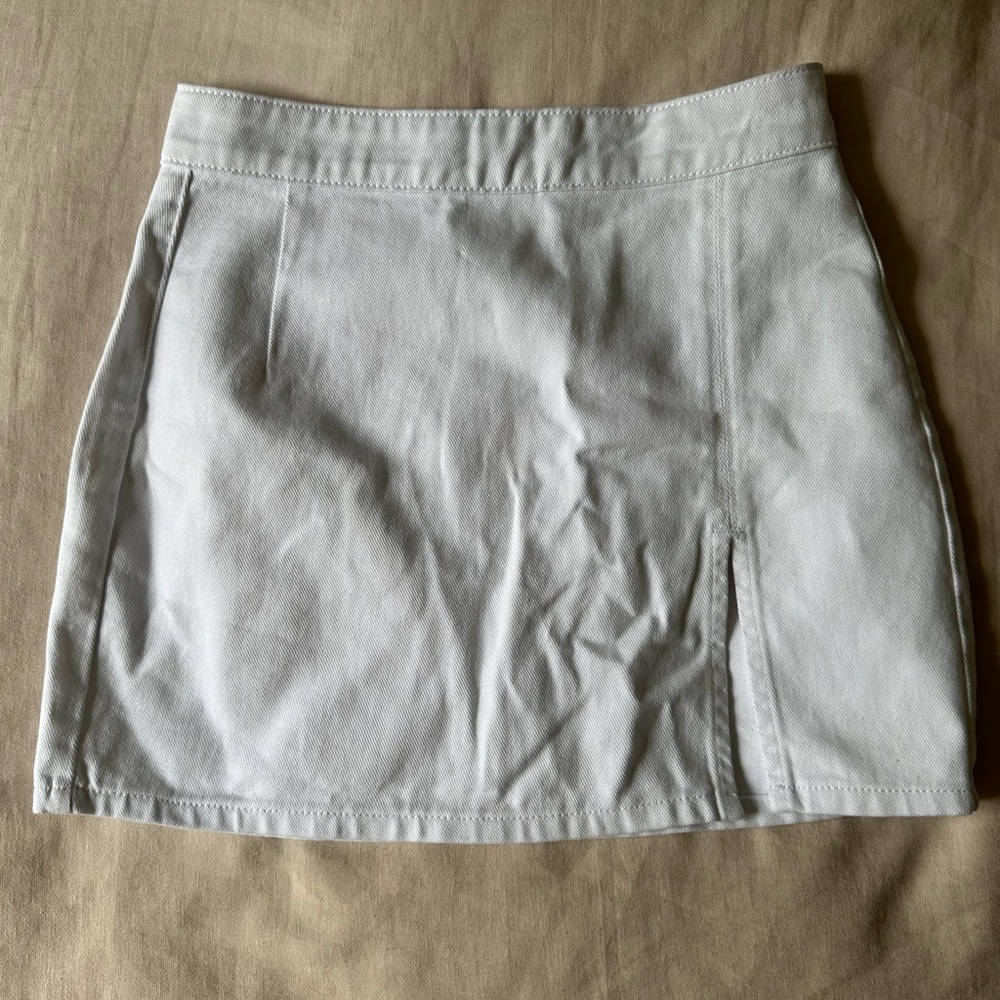 White denim mini skirt with slit